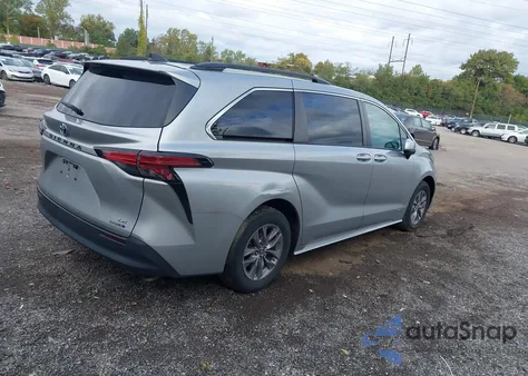 2021 Toyota Sienna Le z USA, uszkodzony, nr VIN 5TDKRKEC2MS033629